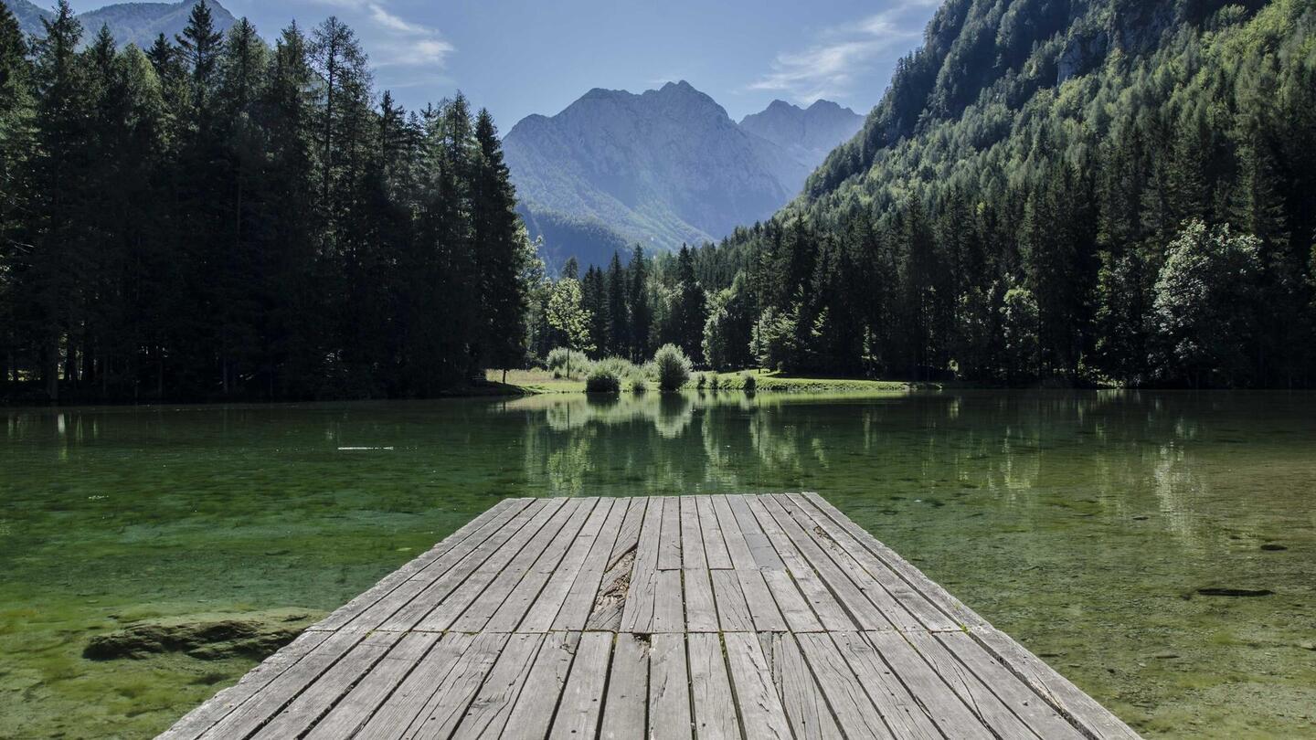 Paysage de montagne à l'heure dorée